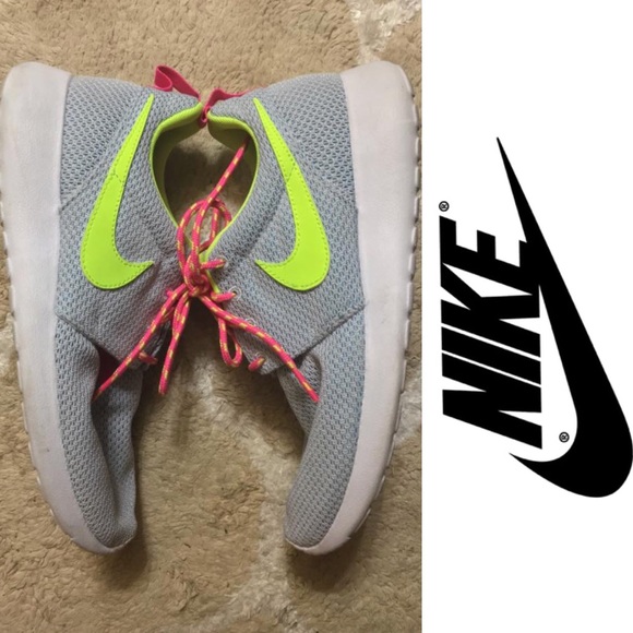 Nike Shoes - Nike Roshe Runs